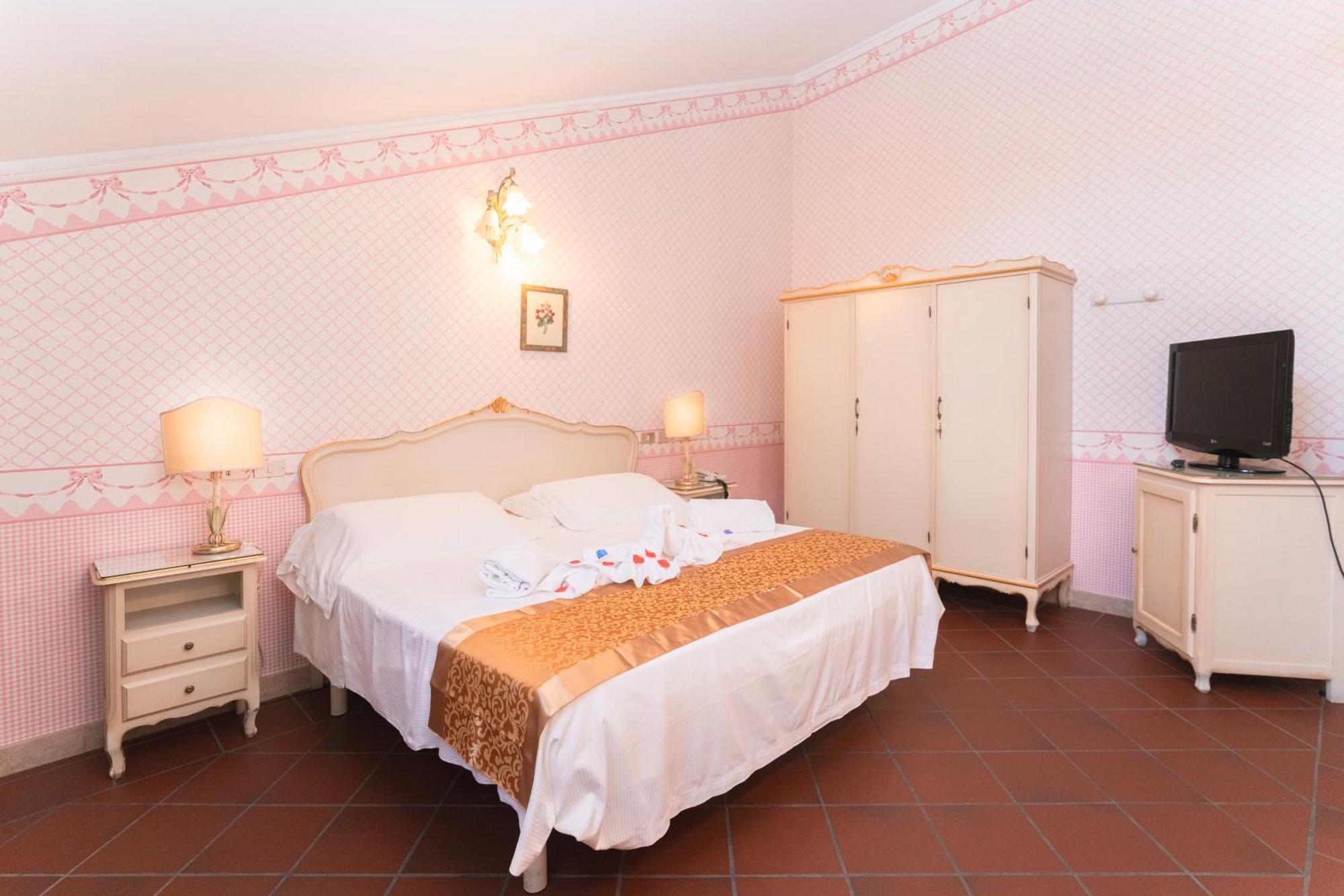 Hotel & Duchessa Isabella Collection By Gsa